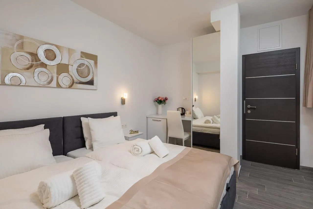 Luxury Studios & Room Five Split Apartment