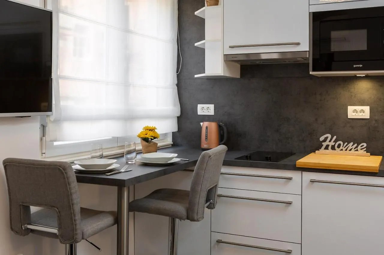 Luxury Studios & Room Five Split Apartment