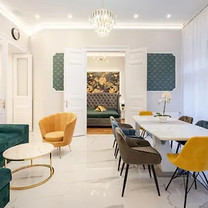 https://premium-art-deco-apartment-at-broadway-4bdr-3br.inbudapesthotels.com