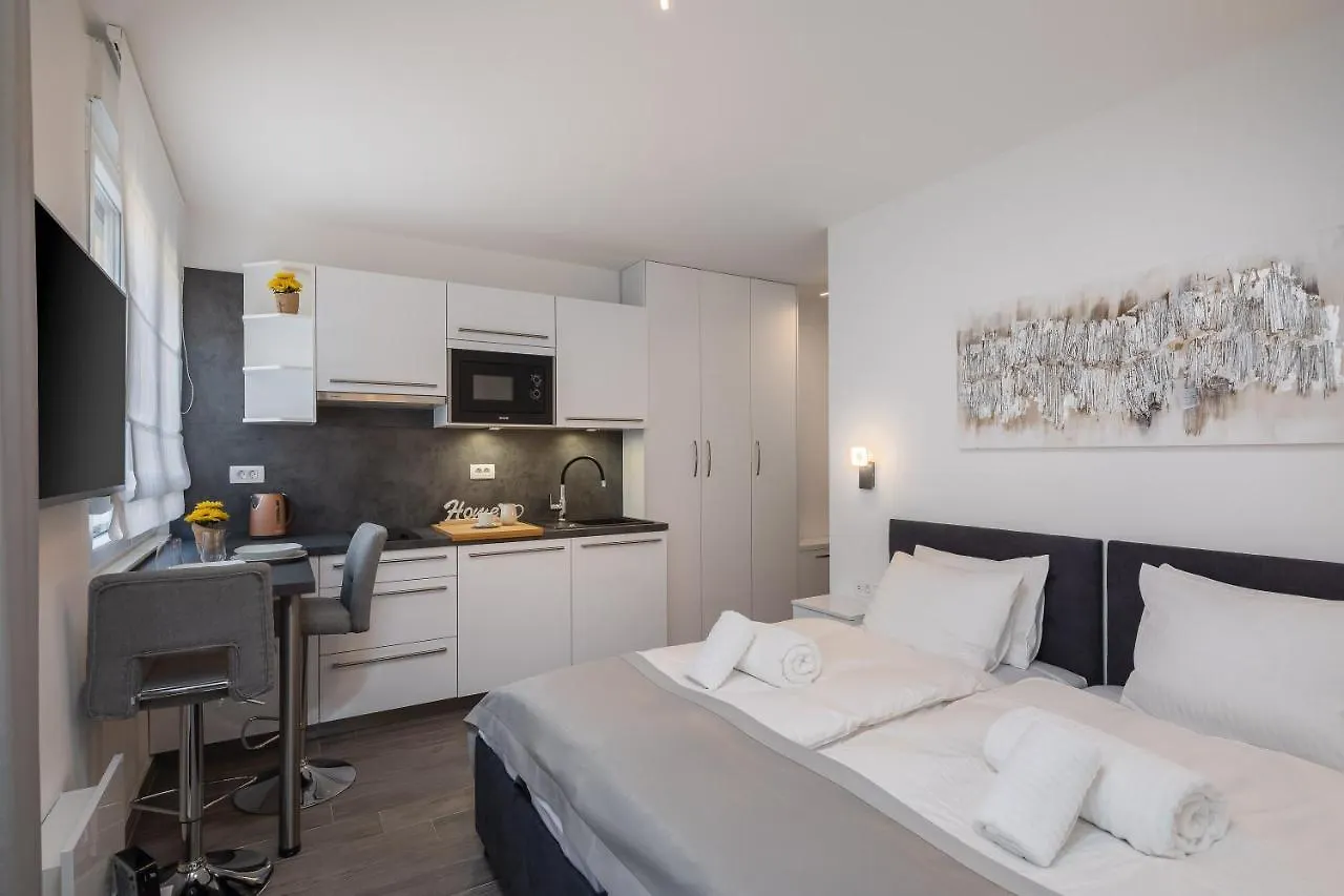 Luxury Studios & Room Five Split Apartment