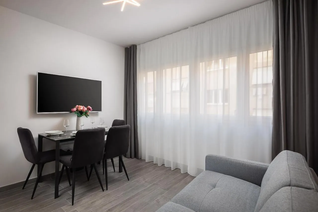 Luxury Studios & Room Five Split Apartment